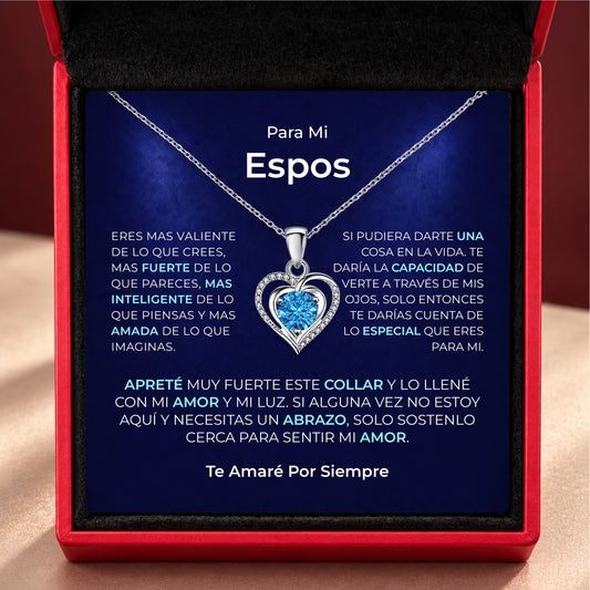 Primer plano de la tarjeta en español con el collar de corazón de circonita cúbica dentro de la caja roja